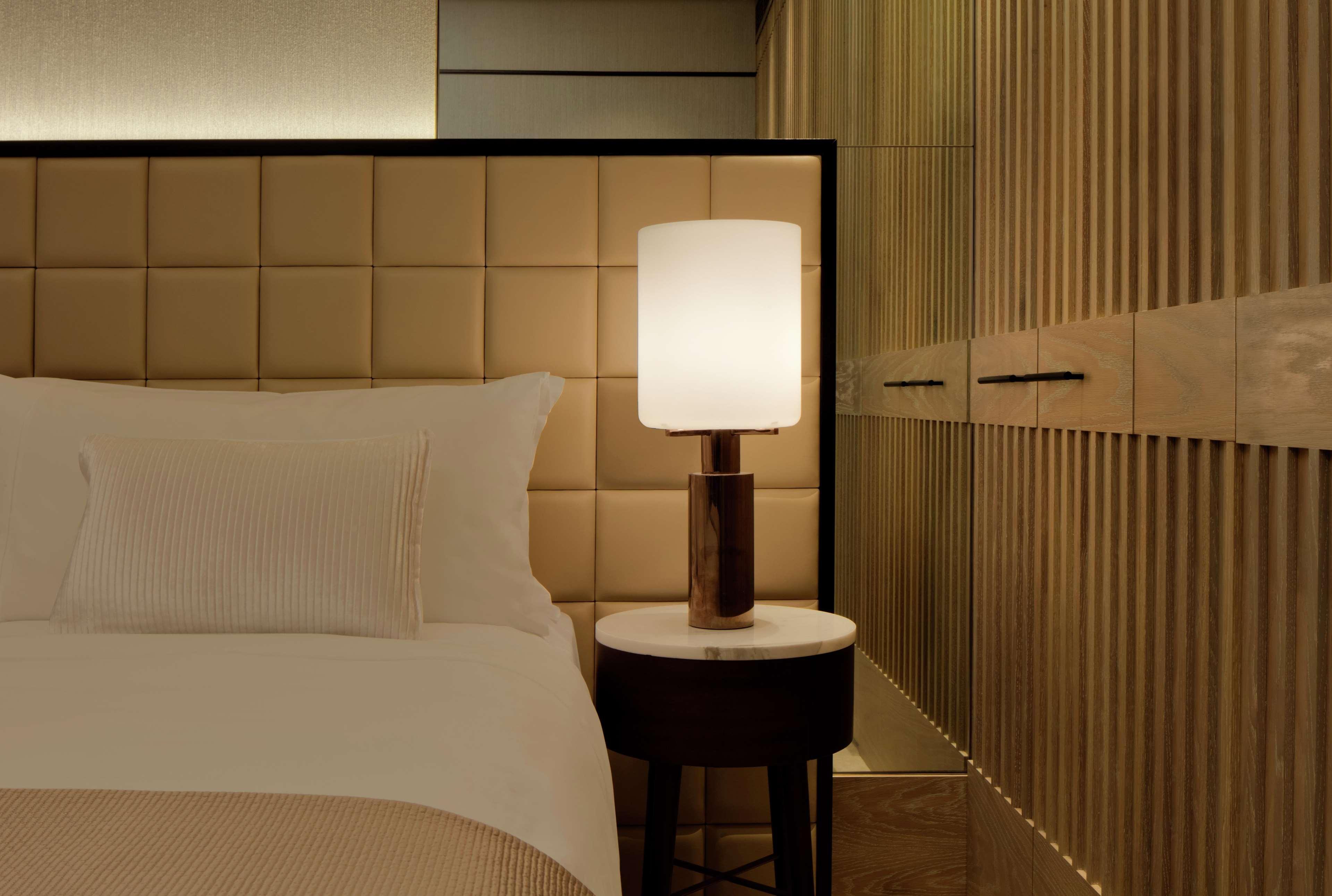 월도프 아스토리아 두바이 인터내셔널 파이낸셜 센터 호텔 외부 사진 A table lamp