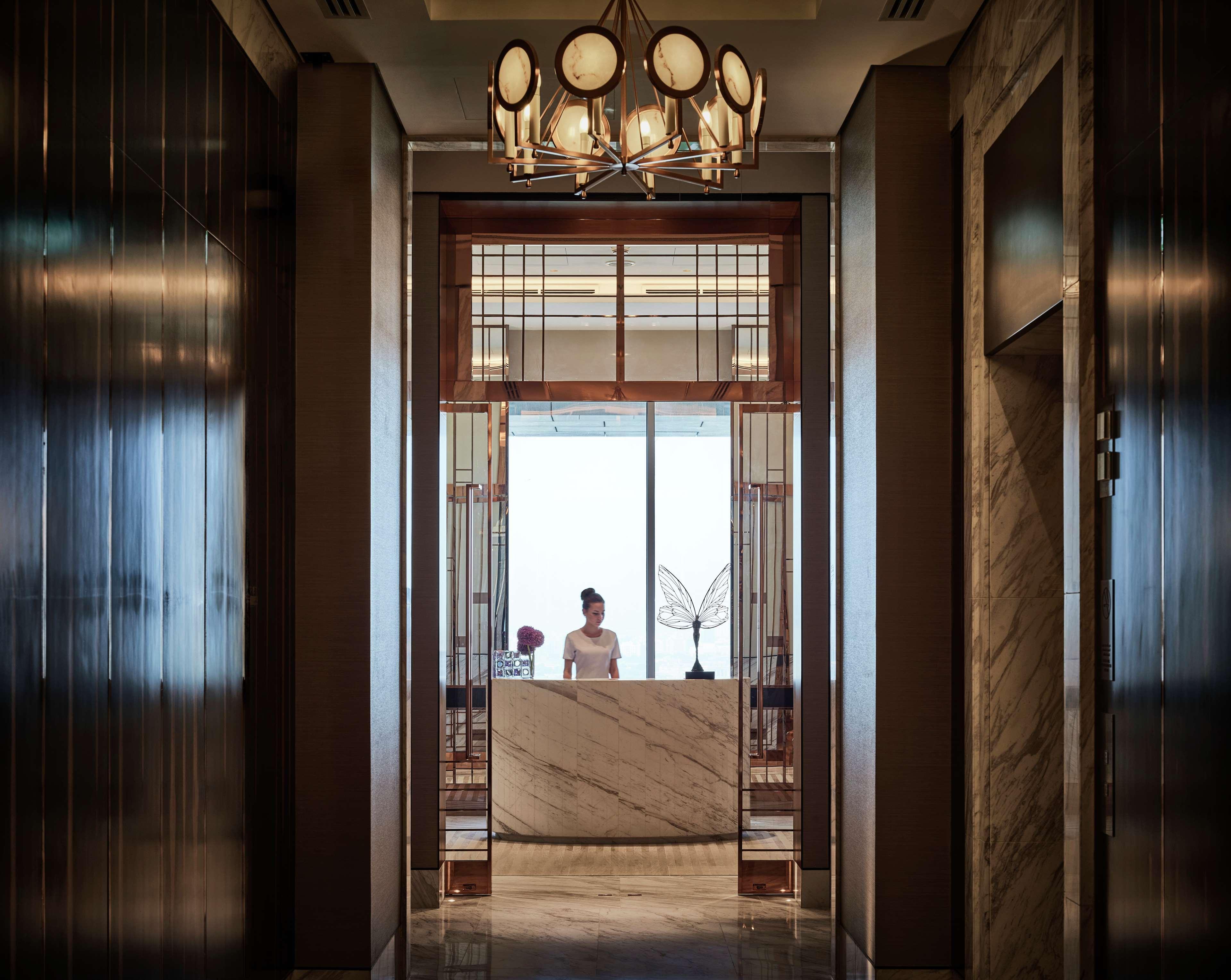 월도프 아스토리아 두바이 인터내셔널 파이낸셜 센터 호텔 외부 사진 The Concierge