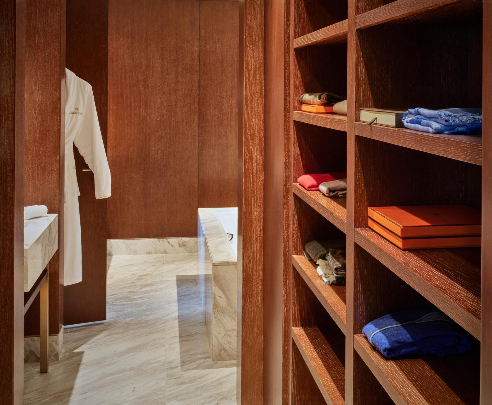 월도프 아스토리아 두바이 인터내셔널 파이낸셜 센터 호텔 외부 사진 A walk-in closet