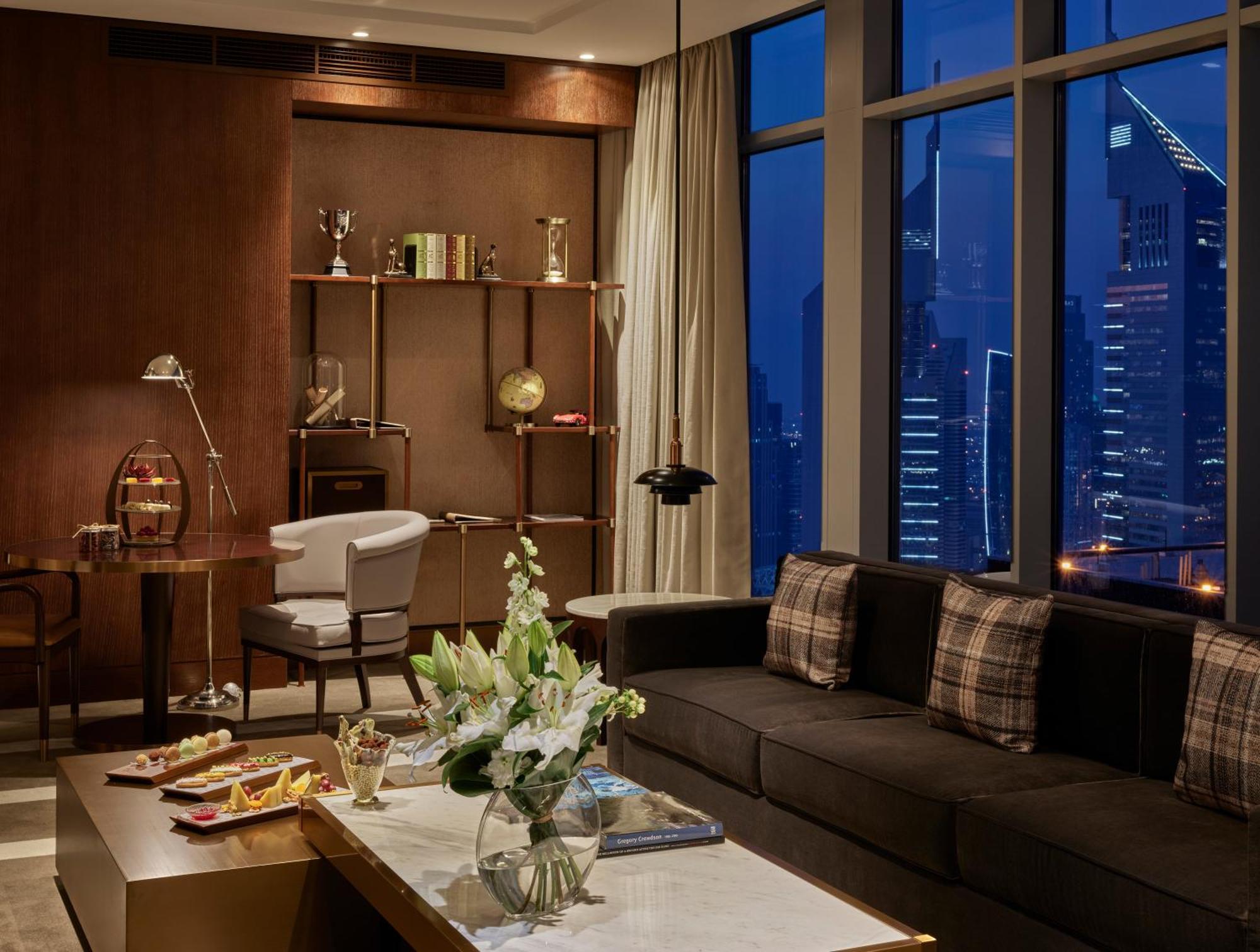 월도프 아스토리아 두바이 인터내셔널 파이낸셜 센터 호텔 외부 사진 The living room of a suite at the Ritz-Carlton, Dubai